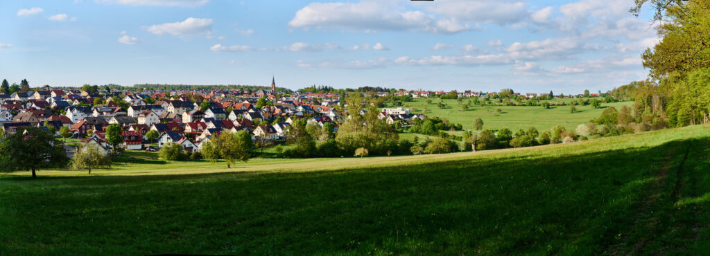 Blick auf Schöllbronn vom Rastplatz am Retzberg