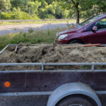 Einer der Anhänger, gefüllt mit Grasschnitt