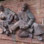 Relief am Sockel des Kriegerdenkmals