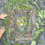 Kinder der Schulkindbetreuung gestalten ein Herz aus natürlichen Materialien